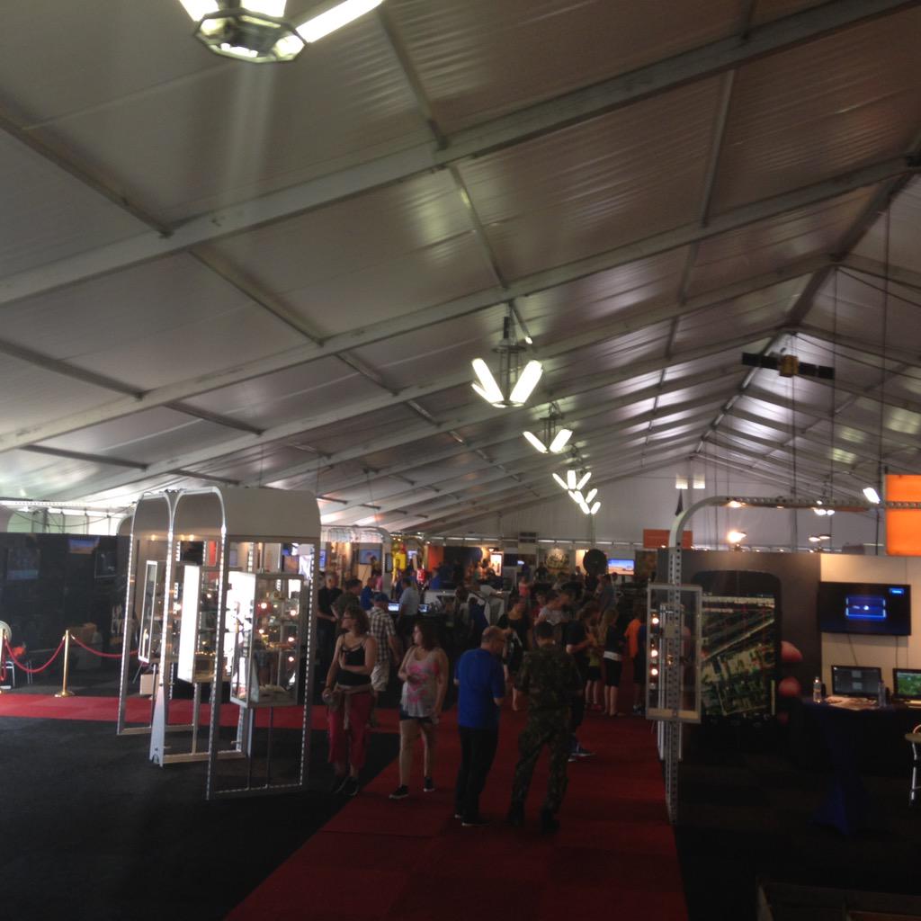 NaeyeEd's tweet photo. #md2015 volle bak bij #DMO en #CDCNL in de expo tent http://t.co/jQgIaYV8vs