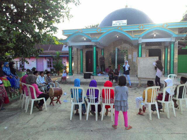 Begini cara ngabuburit anak muda Desa Keniten, nyantri outdoor di halaman masjid