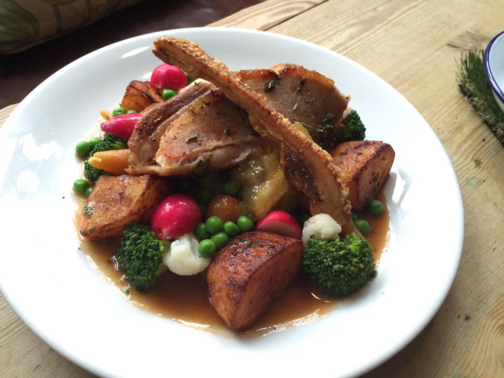 PhoenixVicSW1's tweet photo. Our favourite! #pigweekend perfect roasties and crisp, fresh veg. Cure for everything on one plate! @GeronimoPubs http://t.co/0ly3YQxgHa