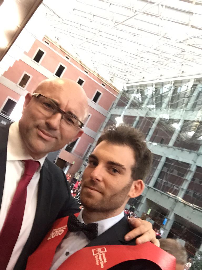 epalauvalle's tweet photo. Celebrant la Graduació amb un gran professor! Hem aconseguit sortir de la #ComfortZone #mktdupf15 #selfie Gràcies! http://t.co/qWrsV5Wol0