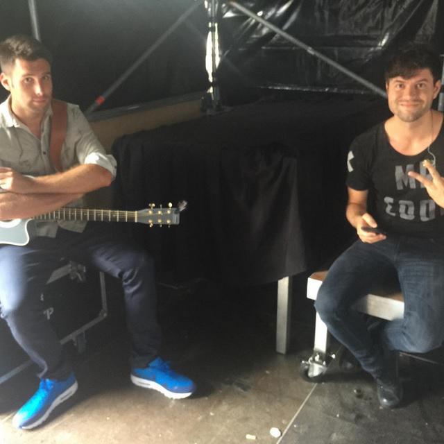 RT als jij ook respect hebt voor deze 2 lieve mannen, na z'n heftige week nu al weer optreden! #Trost