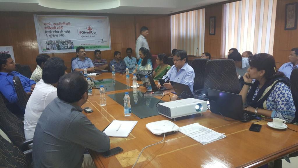 PatnaLPG's tweet photo. Meeting with Distributor under Patna LPG RO on #GiveItUp #hpcl #mopng http://t.co/gnhCck8VDg