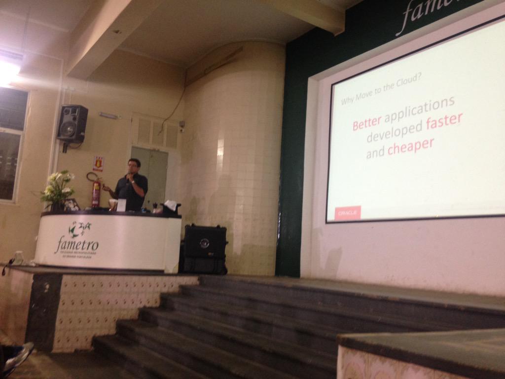 rponte's tweet image. Olha o @brunoborges palestrando sobre Java nas nuvens no #Javou04 da @java_ce. #java20 #20DaysOfJava