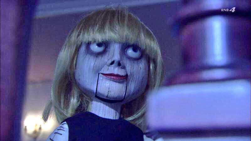 世界のえむお デスノート 期待はしてなかったけど ライトは低脳ドルオタになってるし Lは脱甘党してるのに加えテーブルに足乗せてて行儀悪いし ニアは低クオリティコスプレメンヘラ女になってるし なにより メロが人形になってて意味が分からない