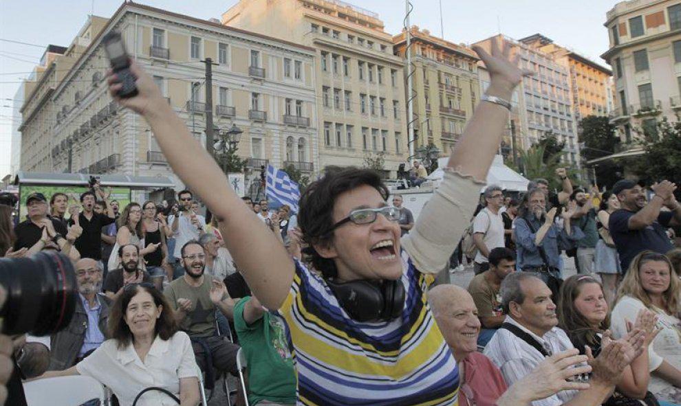 publico_es's tweet photo. Los griegos comienzan a festejar el 'NO' en las calles http://t.co/T41BXvNeqs http://t.co/KNfsF0WrEC