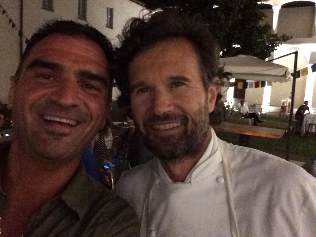 CarolBernascon1's tweet photo. Ognuno festeggia i 15 anni di matrimonio a modo suo😂😂 @craccocarlo http://t.co/V59jHTeI8D