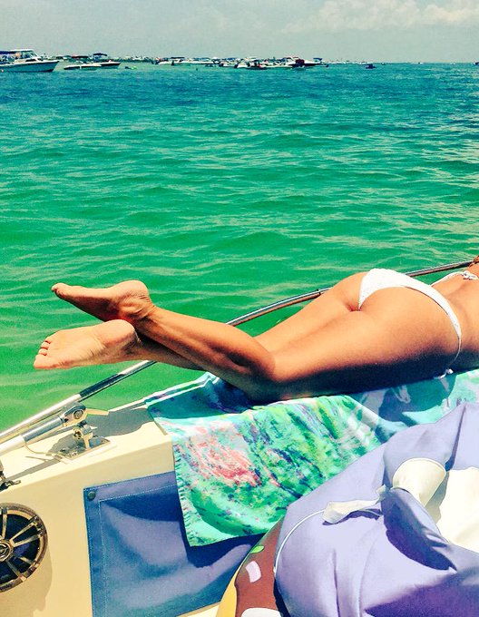 Tanning my booty!😜☀️⛵️🌈👙💁🏽🐬🎉😘 http://t.co/iY361TdbGg<a href="/tag/staytuned"class="tags"><span>#staytuned</span></a>