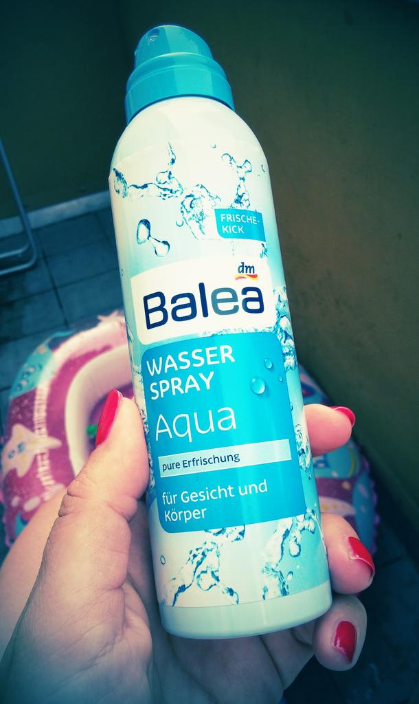 Frollein_van_B's tweet photo. "Los - wir tun Wasser in eine Spraydose und die Leute kaufen das dann für teuer Geld!"
"So blöd ist doch keiner!"
... http://t.co/mbHZ3GM6XA