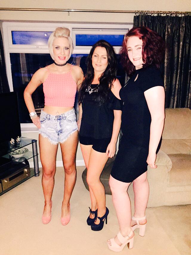 carajade2503's tweet photo. #SummerClubbing #TooHotForClothes #Girls @AlicePerrett http://t.co/4OLyvEESVH