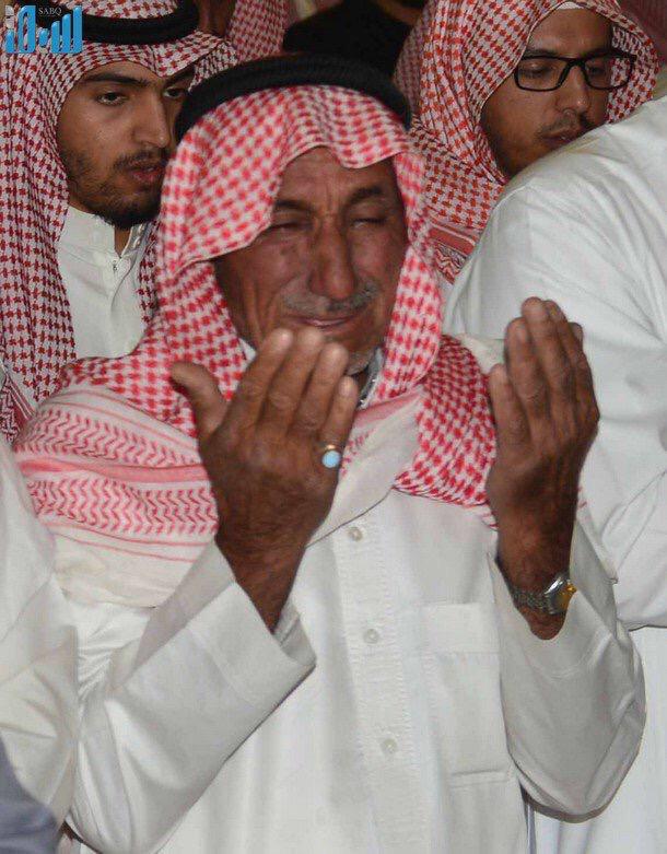 abdrhmanbntami's tweet photo. مستشار خادم الحرمين أمير منطقةمكة
 يقدم التعازي لأسرة الشهيد عوض المالكي(نحن جميعاً آباءه وأبناءه أبناؤنا) http://t.co/30dwnv15ZS
