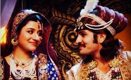 _akkuuuu_'s tweet photo. #JodhaAkbarRocks woweee #GoldenMovement muahhh :* #Akdha @piksaisha @diya_991 @JodhaAkbarFans1 @FanAkdha http://t.co/At9eekxVqD