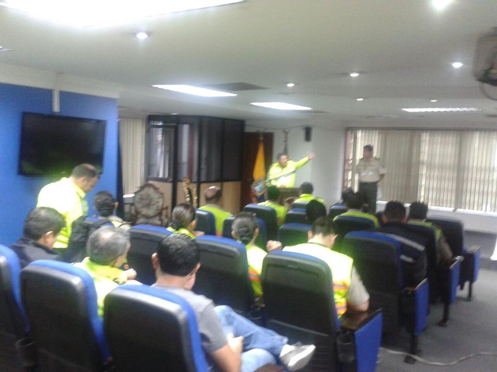 PoliciaEcuador's tweet photo. #GralLinoProaño #DirGO y jefes unidades policiales ultiman detalles previo llega @Pontifex_es. #FranciscoenEcuador http://t.co/MSEJUzW6ql