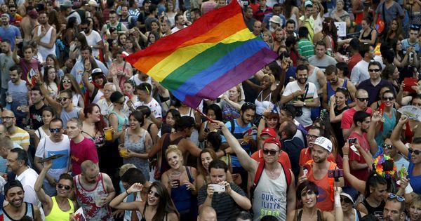 lemondefr's tweet photo. La gay pride espagnole célèbre dix ans de mariage gay http://t.co/tE2hIVFCES http://t.co/v2UjcoW3BR