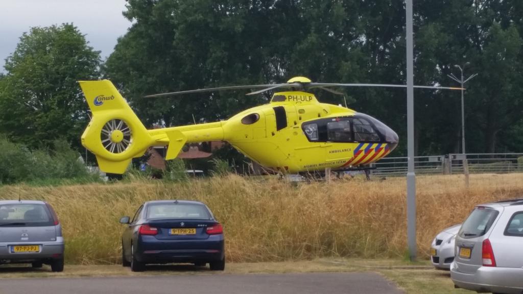 IlsevanHaren's tweet image. Zwaar onder de indruk van snelheid hulpdiensten omgeslagen boot in Drimmelen. Gelukkig zeilers ongedeerd #biesbosch