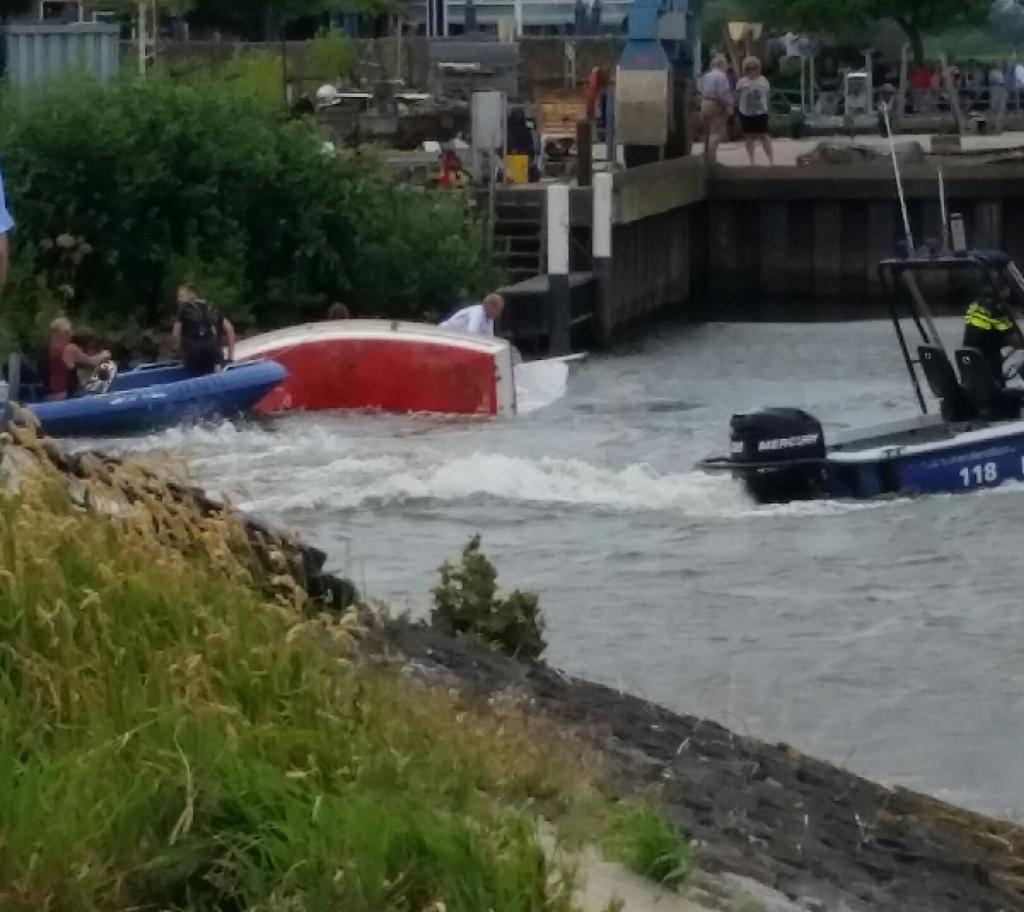 IlsevanHaren's tweet image. Zwaar onder de indruk van snelheid hulpdiensten omgeslagen boot in Drimmelen. Gelukkig zeilers ongedeerd #biesbosch