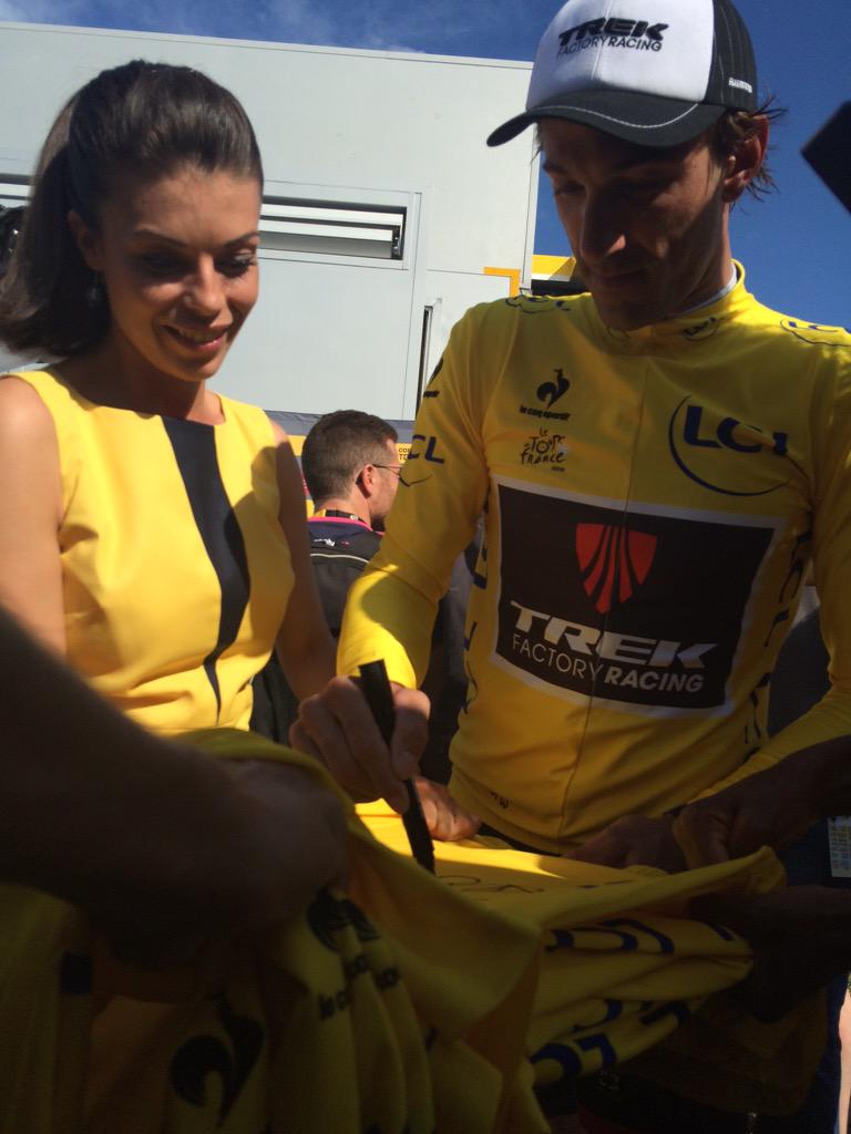 LeTour's tweet photo. RT pour gagner ce @MaillotjauneLCL dédicacé par @f_cancellara #TDF2015 #Maillotjaune http://t.co/sGXJwSvCr6
