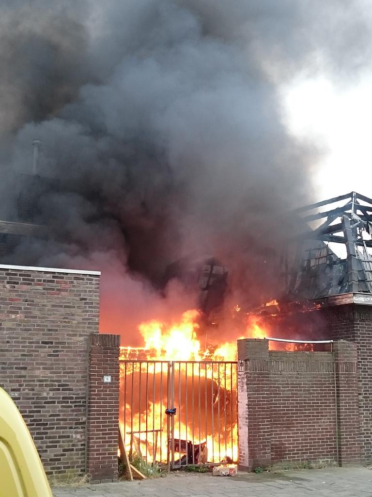 Audreyilse's tweet photo. @SGNieuws foto,s van de brand  voor dat de brandweer  aanwezig was http://t.co/u6MDOqZDE2