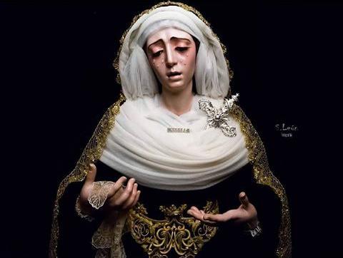 Sevilla se ilumina con ella , con la valiente de Triana , con su Estrella ....