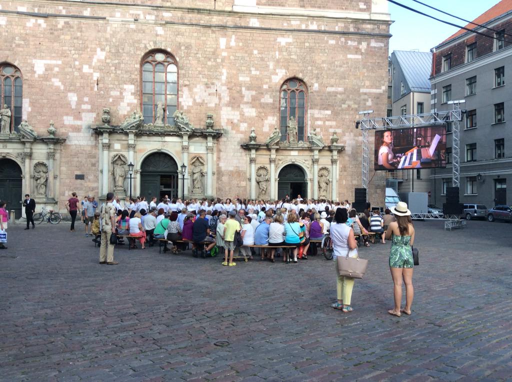 Ekrāns pie sv. Pētera baznīcas ir gatavs "Lūgšana Latvijai" tiešraidei. Ja esi tuvumā, vari paspēt pievienoties!