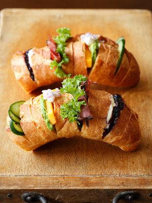 funfunfood's tweet photo. 丸ごとバゲットサンド http://t.co/urUsfgir9C