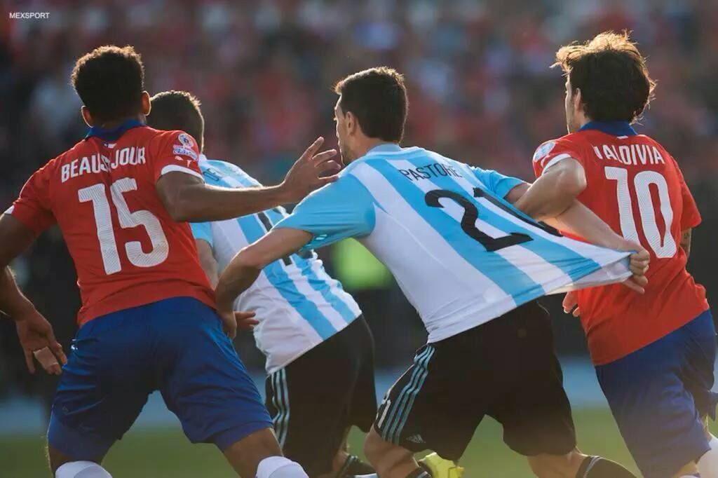 Ese es el penal que reclamabas <a href="/Javi_Pastore/">Javier Pastore</a> ??, <a href="/TVN_claudio/">Claudio Fariña</a> <a href="/larojacl/">La Roja de Chile</a> <a href="/Canal13Temuco/">Canal 13 Temuco</a>