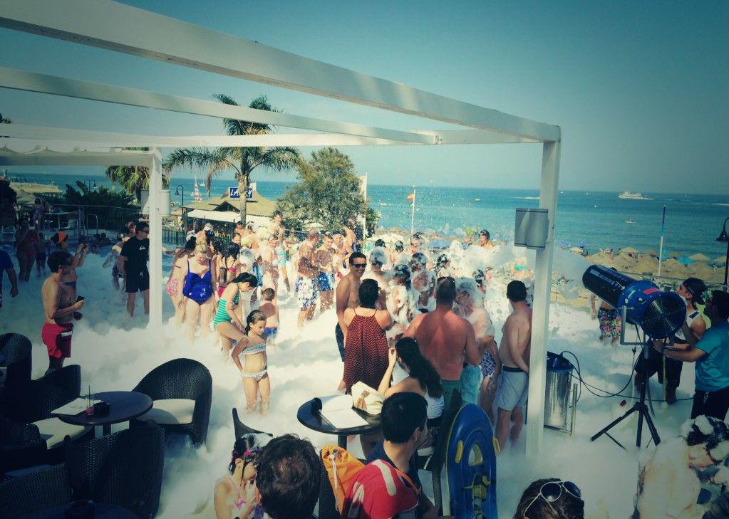 OceanHouseCosta's tweet photo. Cuidado! Nuestro cañón de espuma os está apuntando ☺💦🎶 Amazing our #FoamParty at #SolHouseCosta http://t.co/fEsKpGthik