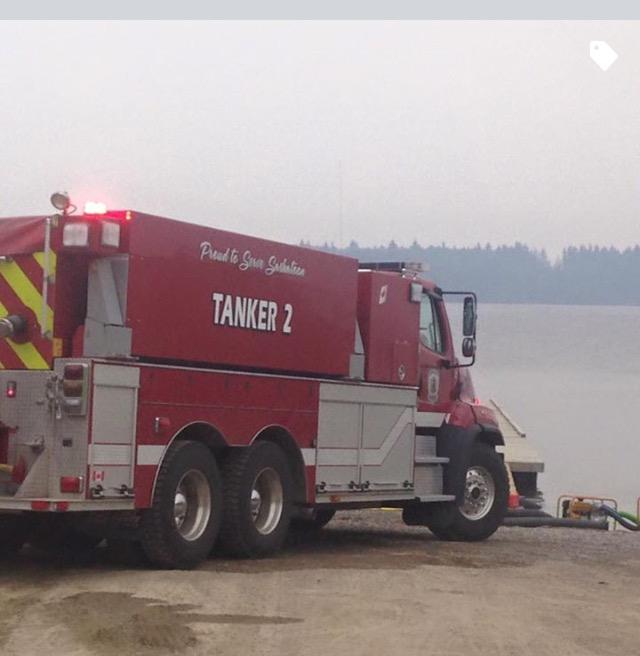 SaskatoonFire's tweet image. Tanker 2 drafting water. @IAFF80 members helping with #skfires. Be safe . Spirit of Sask helping each other.