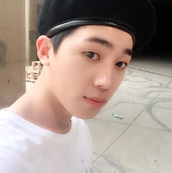 changjo_1995's tweet photo. 벌써 아침이라니... 아아들어야지..
그냥 한번 들어봤어....♪ http://t.co/511ww1JILK