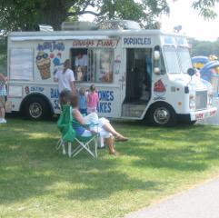EventPlanRes's tweet photo. A summer picnic with a few fun ideas to choose from! http://t.co/Ax28MD4x91