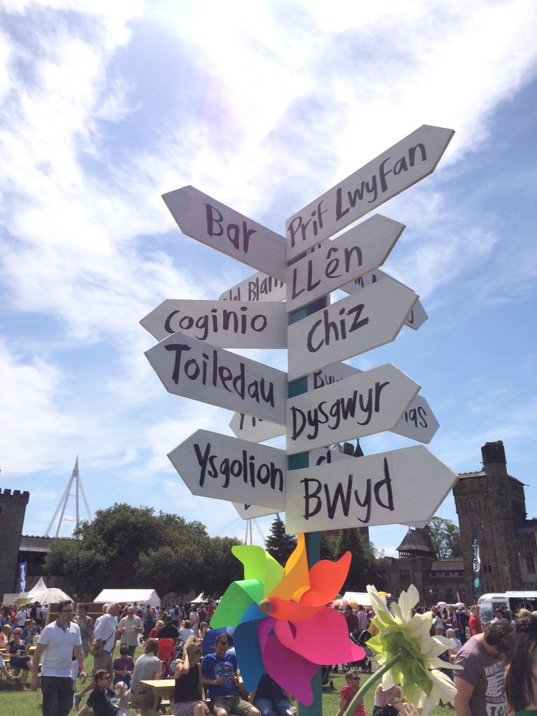Bethan Elfyn (@bethanelfyn) on Twitter photo Rhai o uchafbwyntiau #tafwyl15.. Sioe Cyw, 'Chiz' <a href="/huwchiswell/">huw chiswell</a>, sgwenu cerdd <a href="/neikaradog/">Aneirin Karadog 🏴🇺🇦</a> a band <a href="/LlareggubBrass/">BAND PRES LLAREGGUB</a> Rhai o uchafbwyntiau #tafwyl15.. Sioe Cyw, 'Chiz' <a href="/huwchiswell/">huw chiswell</a>, sgwenu cerdd <a href="/neikaradog/">Aneirin Karadog 🏴🇺🇦</a> a band <a href="/LlareggubBrass/">BAND PRES LLAREGGUB</a>