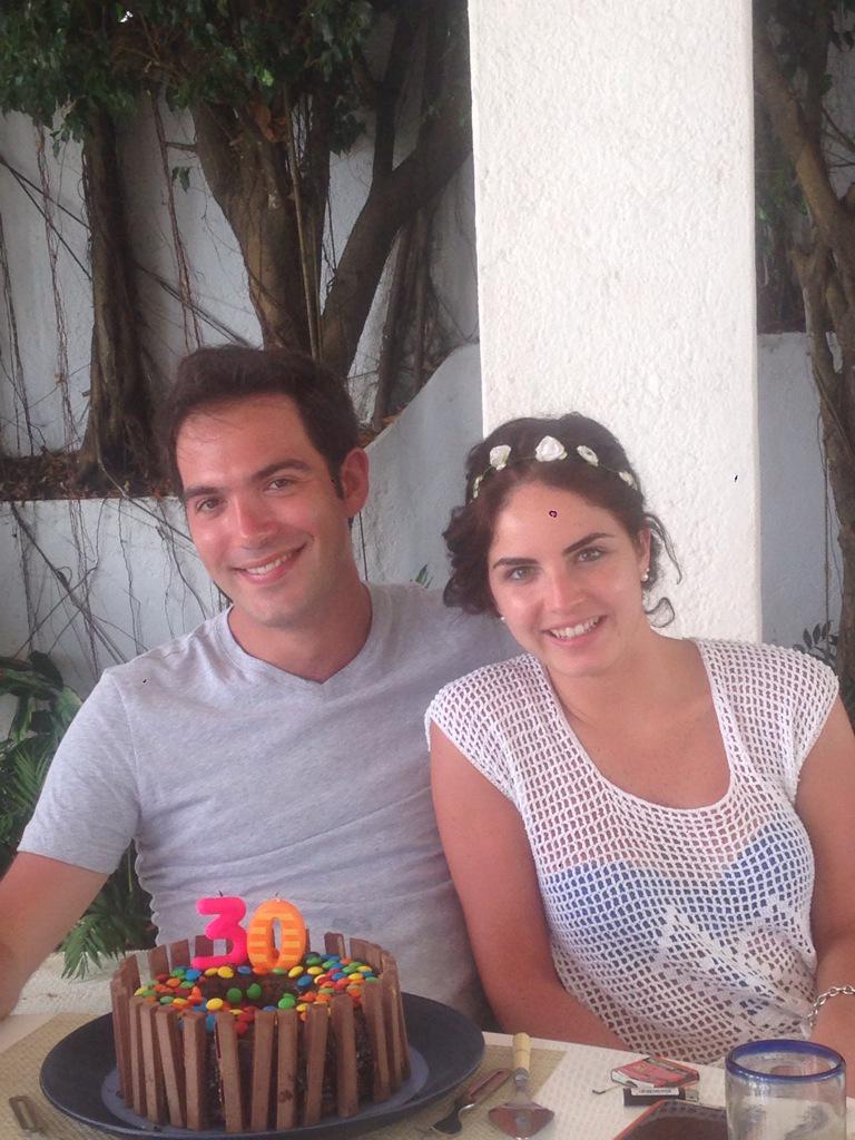 andreahoop's tweet photo. Celebrando a @erickchapa con el pastel que le hizo @alexamartinm @Chapafollow @ErickChapaWorld http://t.co/9S5rjgsxqc
