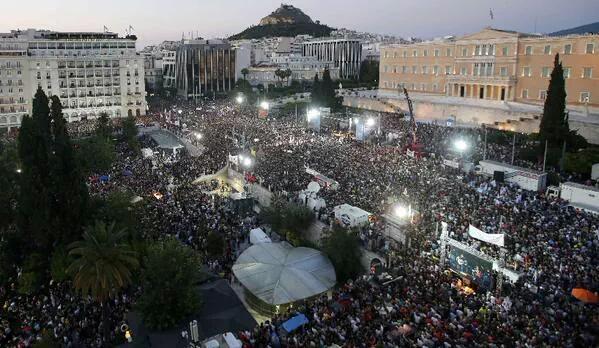 occupybarcelona's tweet photo. 5/7/2015 Atenas, plaza #Syntagma celebrabdo la victoria del no #oxi #greece #Grefenderum #grecia http://t.co/lopys1UxIR
