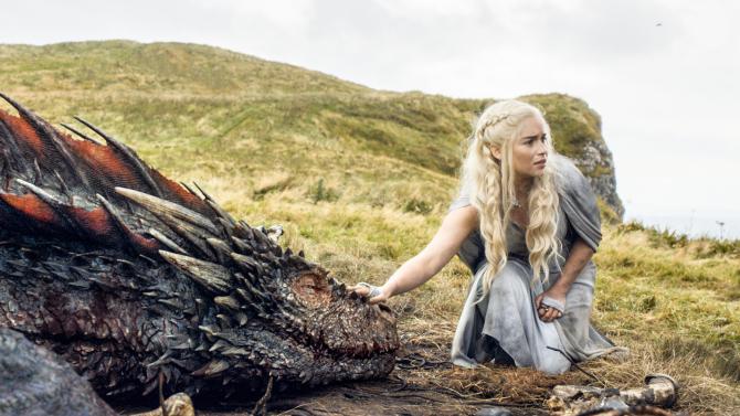 #GameofThrones’ new director on why he’s treating the show like "Lost" variety.com/2015/tv/news/g…