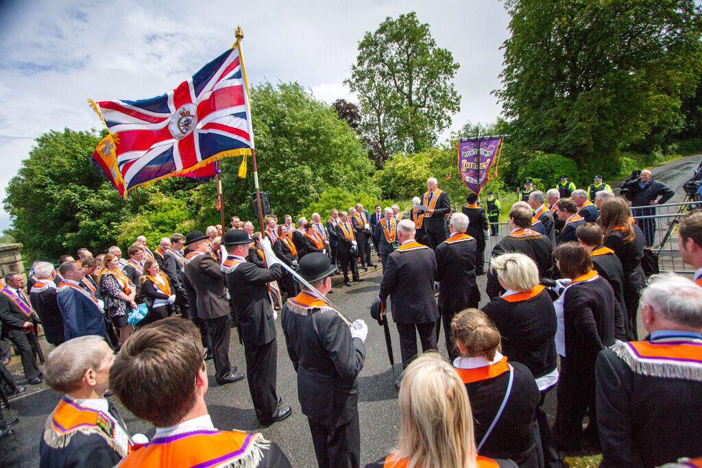 OrangeOrder's tweet photo. Some images from today's annual Drumcree parade and Church service @DarrylHewitt1 #HereWeStandWeCanDoNoOther http://t.co/S9tNFWnjvP