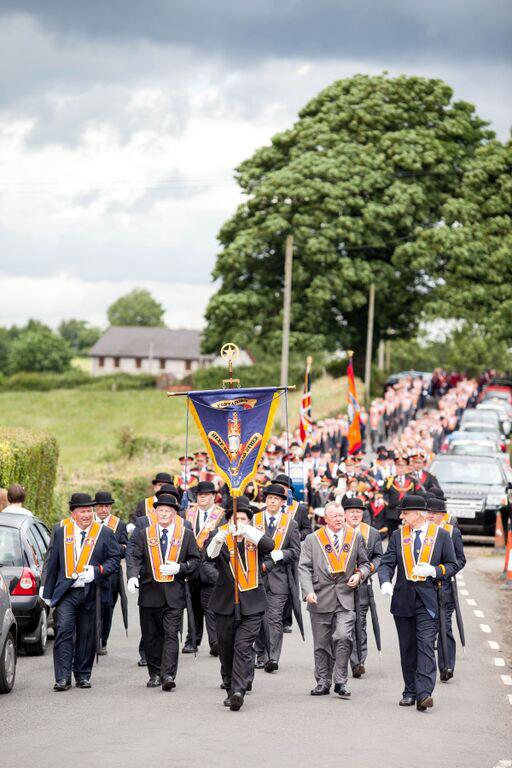 OrangeOrder's tweet photo. Some images from today's annual Drumcree parade and Church service @DarrylHewitt1 #HereWeStandWeCanDoNoOther http://t.co/S9tNFWnjvP