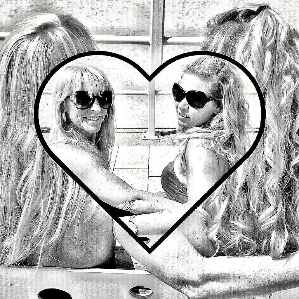 handtas's tweet photo. Mother and Daughter#Love http://t.co/9UrThEMt1b