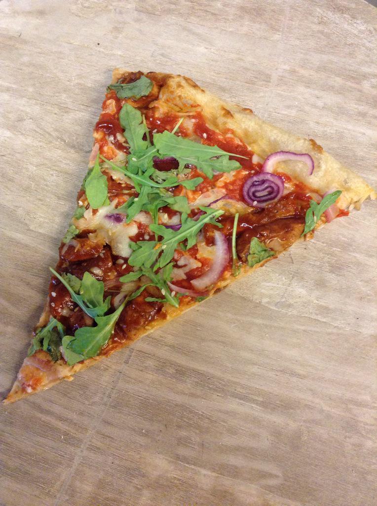TGP_LAX's tweet photo. So excited for today's Pizza of The Day: BBQ Chicken, caramelized onions, arugula and sesame seeds! http://t.co/9aWZQjLAXI