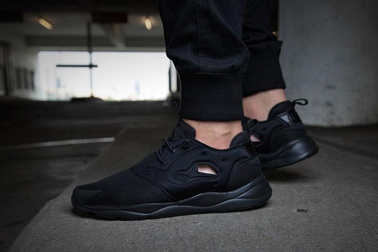 HYPEBEAST's tweet photo. .@Reebok unveils its Furylite silhouette in a "Triple Black" colorway.
http://t.co/S05lDAHHjF http://t.co/MRguEYRJVE