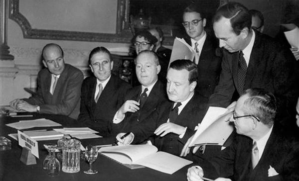 met_valpo's tweet photo. Acuerdo de Londres de 1953 .. #Grecia condonó deuda a #Alemania haga memoria ...http://t.co/3jEKLQ4wMl http://t.co/eLVSIlM3NM