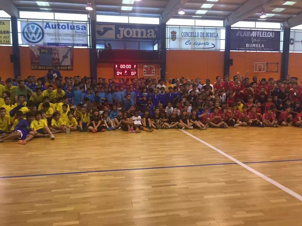imdecum's tweet photo. Gran foto de familia #Memorial15 #AMariñaFutsal. Os esperamos en 2016 para seguir honrando la memoria de Rodrigo http://t.co/yEqiMMmZwK