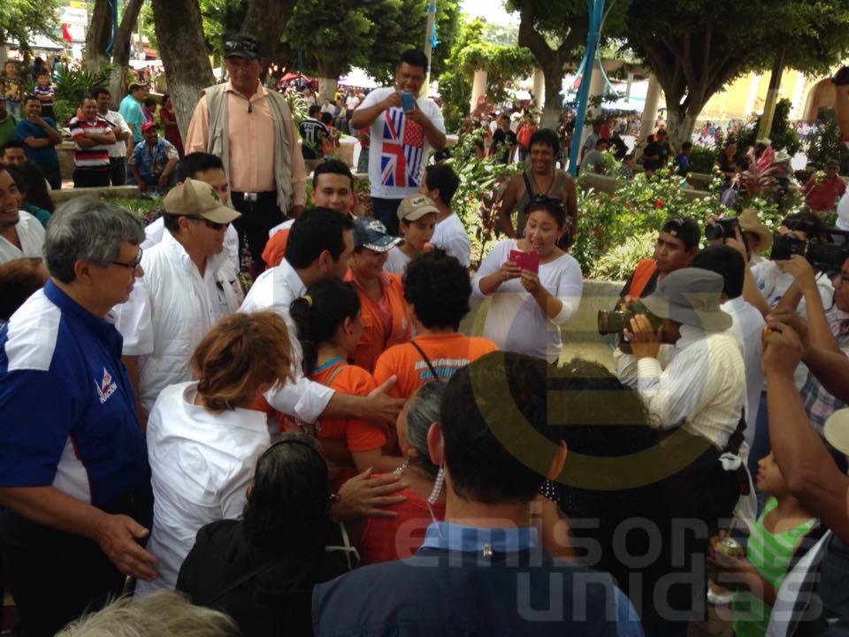EmisorasUnidas's tweet photo. Supuestos seguidores del PP no se resisten y le piden a Jimmy Morales, presidenciable del FCN, tomarse una fotografía http://t.co/3DG0PTU99l