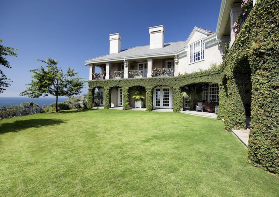drewhfenton's tweet photo. Lushly landscaped backyard with endless #PacificOcean view http://t.co/Pl798zvXN5 #DrewFenton #PacificPalisades http://t.co/xCleINsh6M