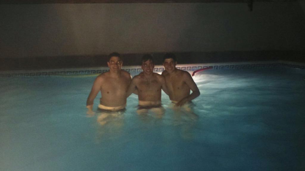miguegomezjaut's tweet photo. Un poquito de piscina para acabar este estupendo fin de semana!! BN http://t.co/hKak3kIh6j