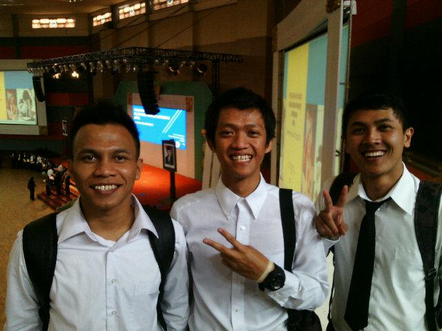 RMahbuby_09's tweet photo. With idola. Hehe http://t.co/HJF0DArFJ3