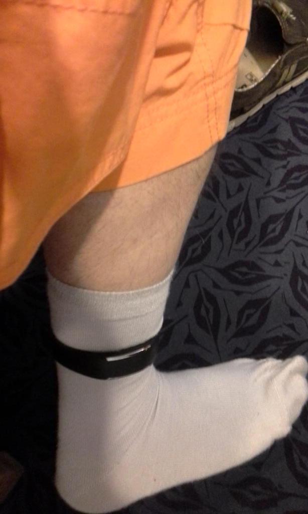 MikaPirhonen's tweet image. Miten niin #Polarloop&apos;ia ei voi käyttää pyöräillessä? #nilkkapanta #kotiaresti #OranssiMusta