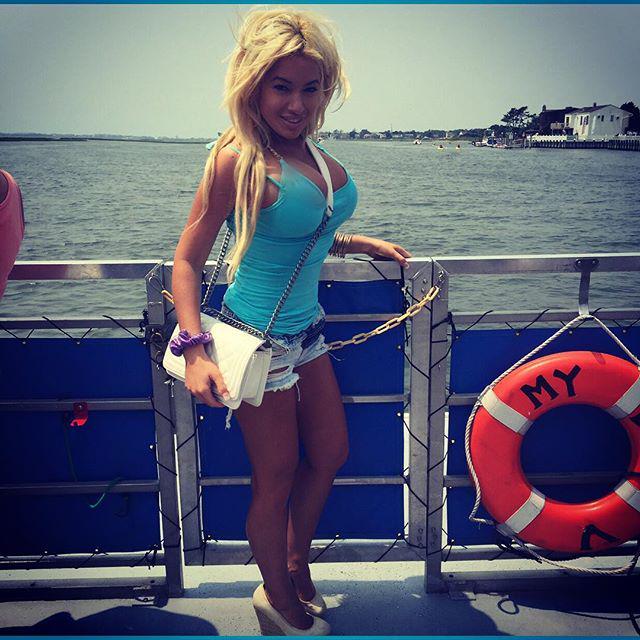 SmileIsMyMask's tweet photo. I'm on a boat bitch #SundayFunday #HellaTan #Jeanshorts #Freeport #Boats #Northshore #Freeport #BoatBitch by sprink… http://t.co/cUNrU7HMkg