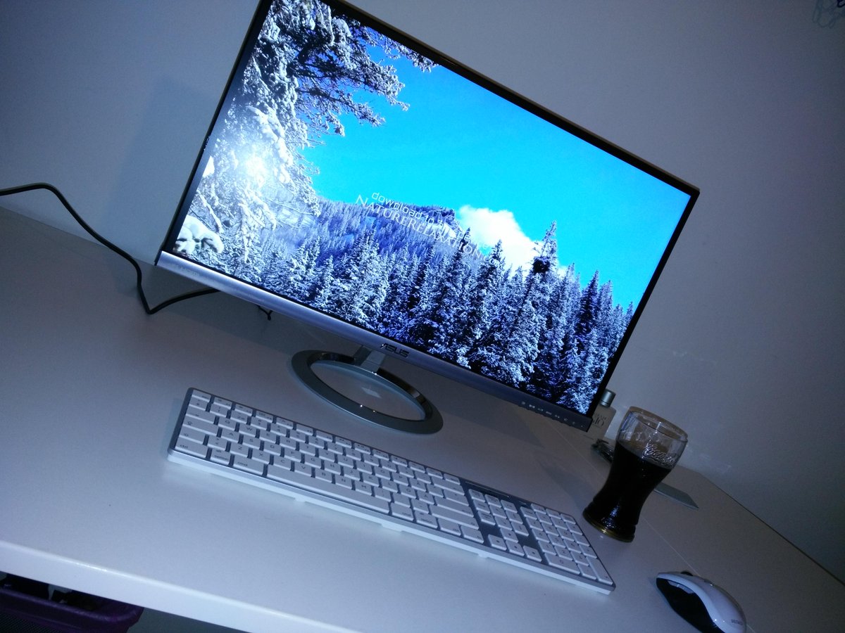 XelPixels's tweet photo. New keyboard, mouse and screen. Still running on old laptop but that's about to change soon :D #PRsNewComp http://t.co/JD3UqfPDuZ