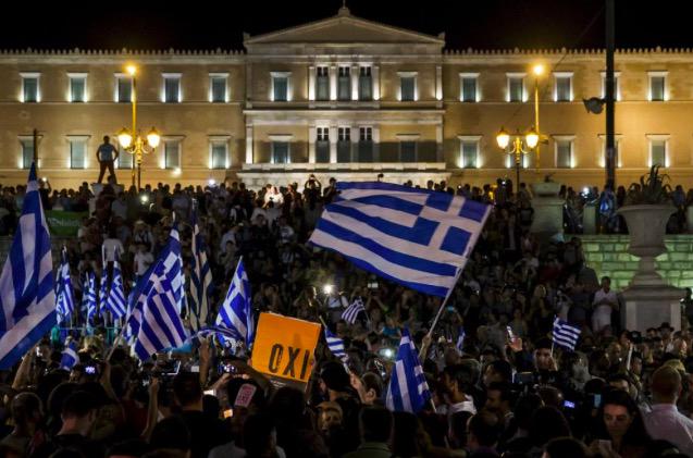 Non si capisce bene cosa ci sia da ridere o da festeggiare corriere.it/foto-gallery/e… #greekreferendum