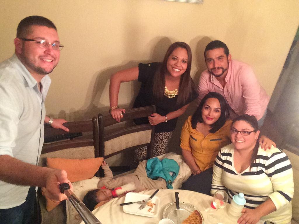 PinedaLore's tweet photo. Celebración de cumple de los colochos @Lizaju @KaluGnlz @JavierMorales77 @IsaGonzalez__ @cfruano http://t.co/wlst80nSon