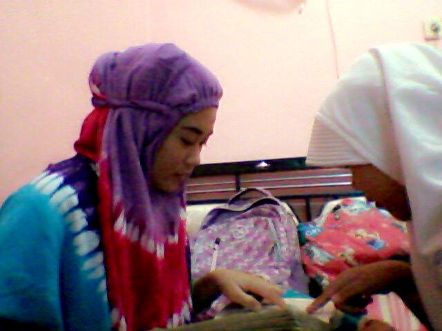 susanagust's tweet photo. Ya Allah lancarkan. Baca iqro di ajarin bocah kelas 4. Gue di omelin bocah umur segitu klw salah-_- hihi http://t.co/chZmz7KJWt